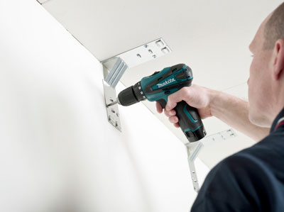 Skruva fast panelfästet